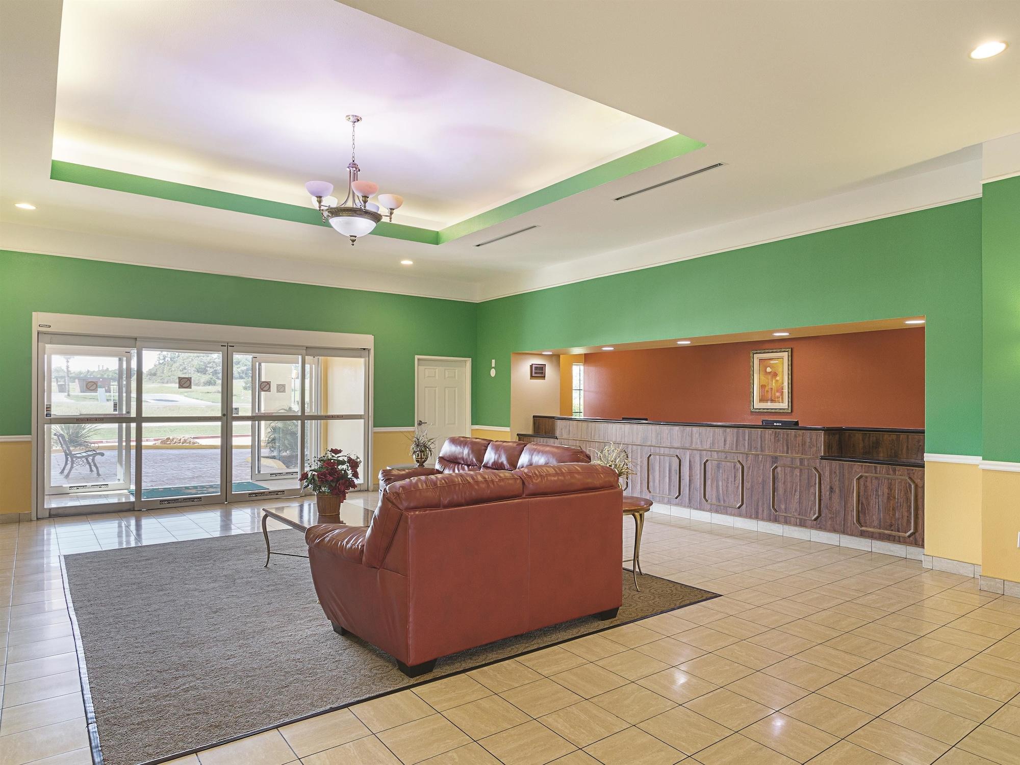 Baymont Inn & Suites Бренем Экстерьер фото