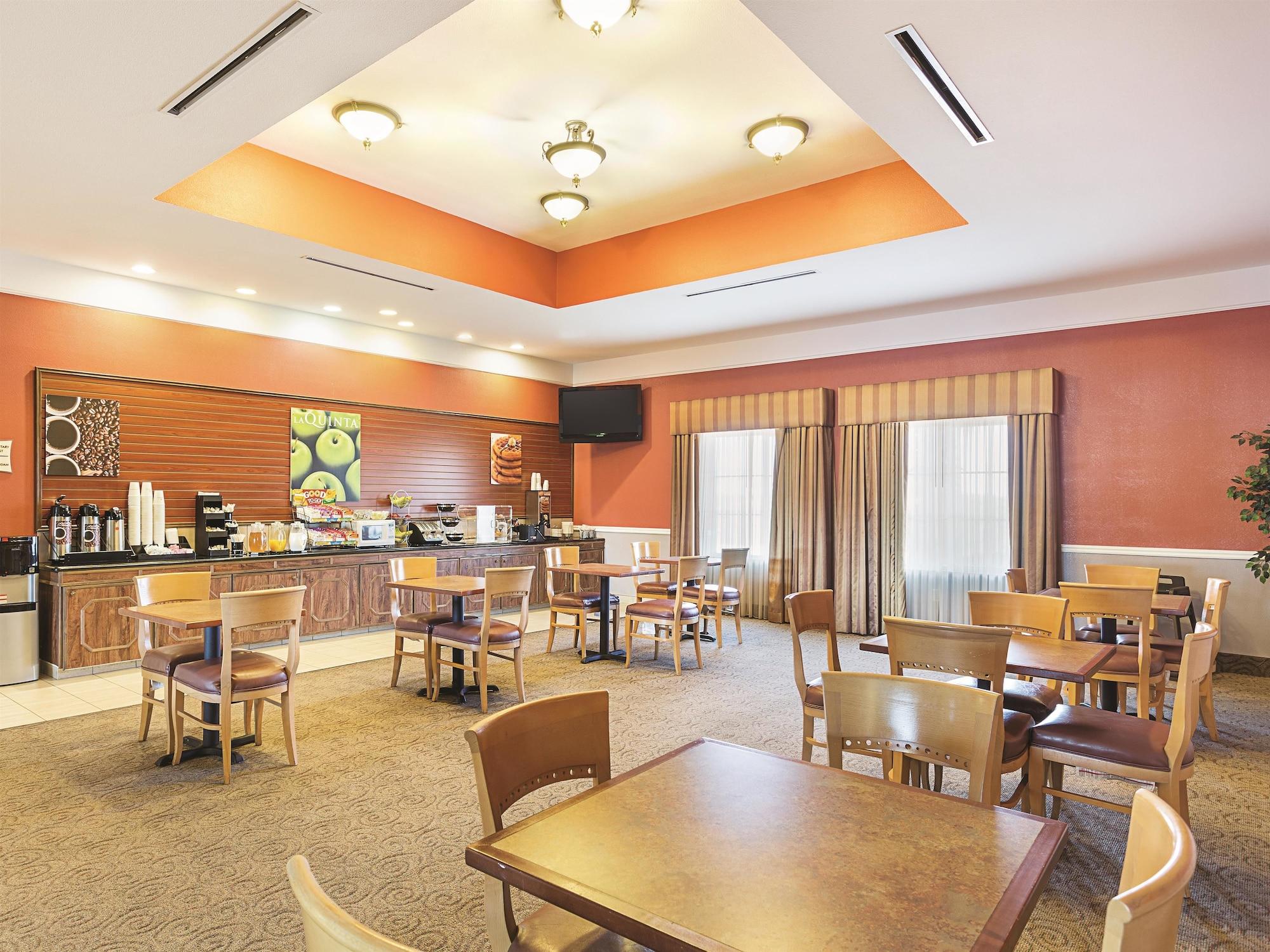 Baymont Inn & Suites Бренем Экстерьер фото