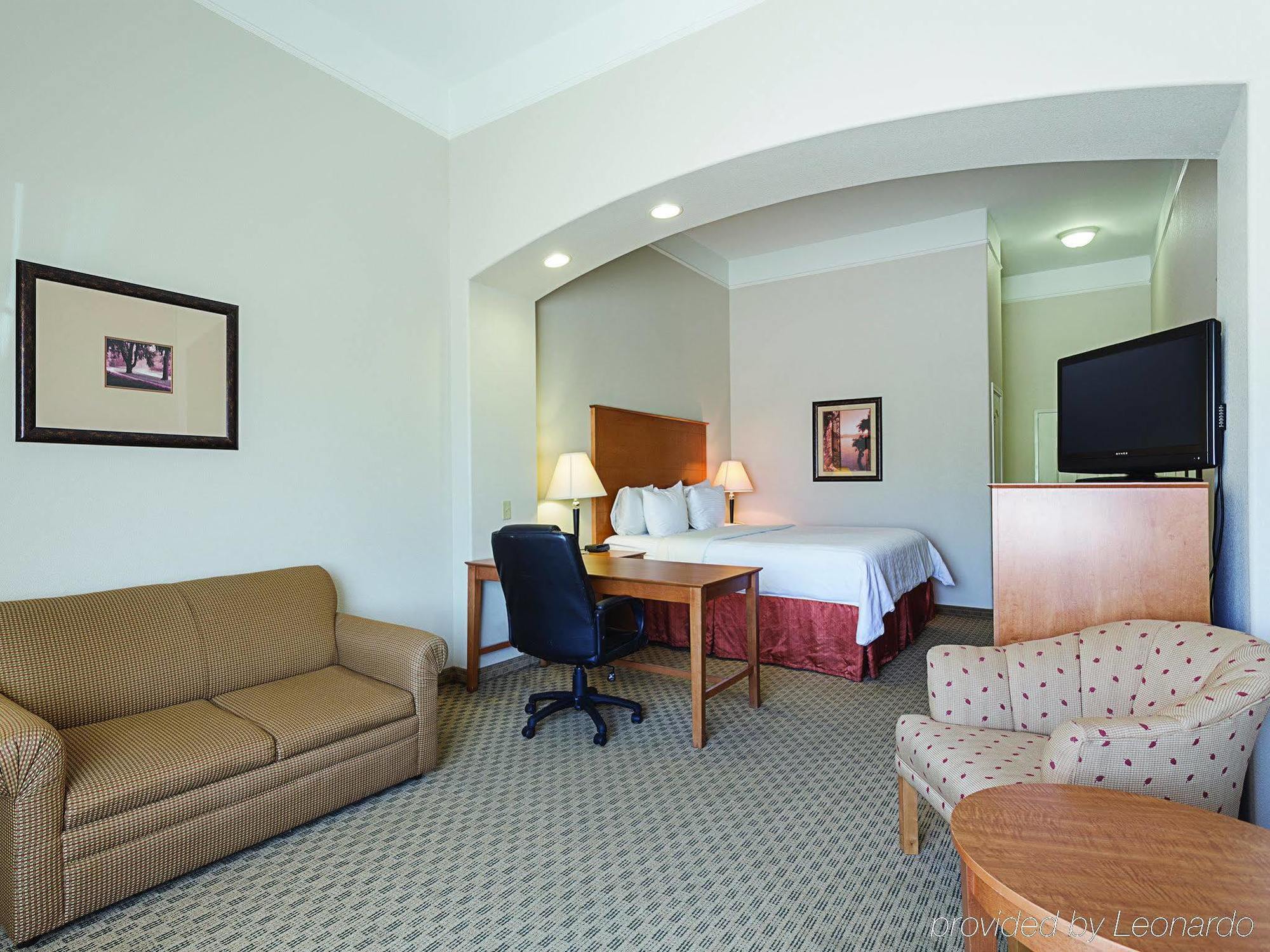 Baymont Inn & Suites Бренем Экстерьер фото