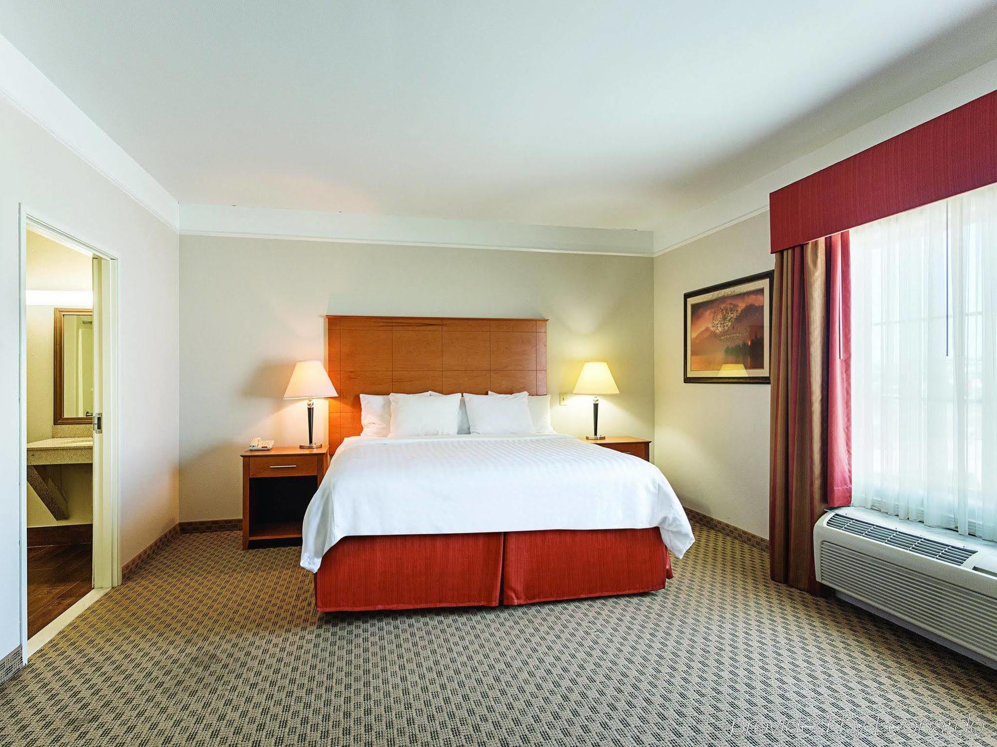 Baymont Inn & Suites Бренем Экстерьер фото