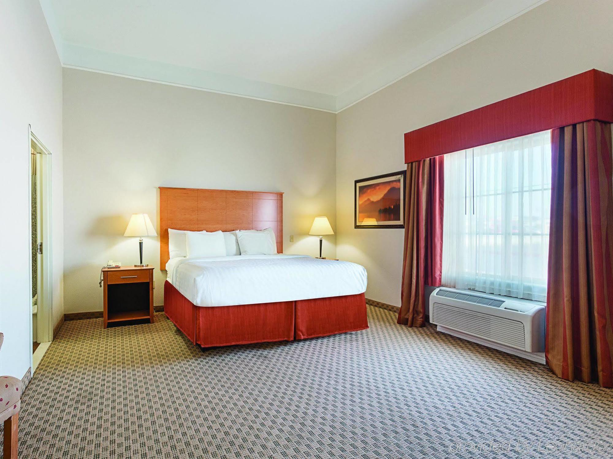 Baymont Inn & Suites Бренем Экстерьер фото