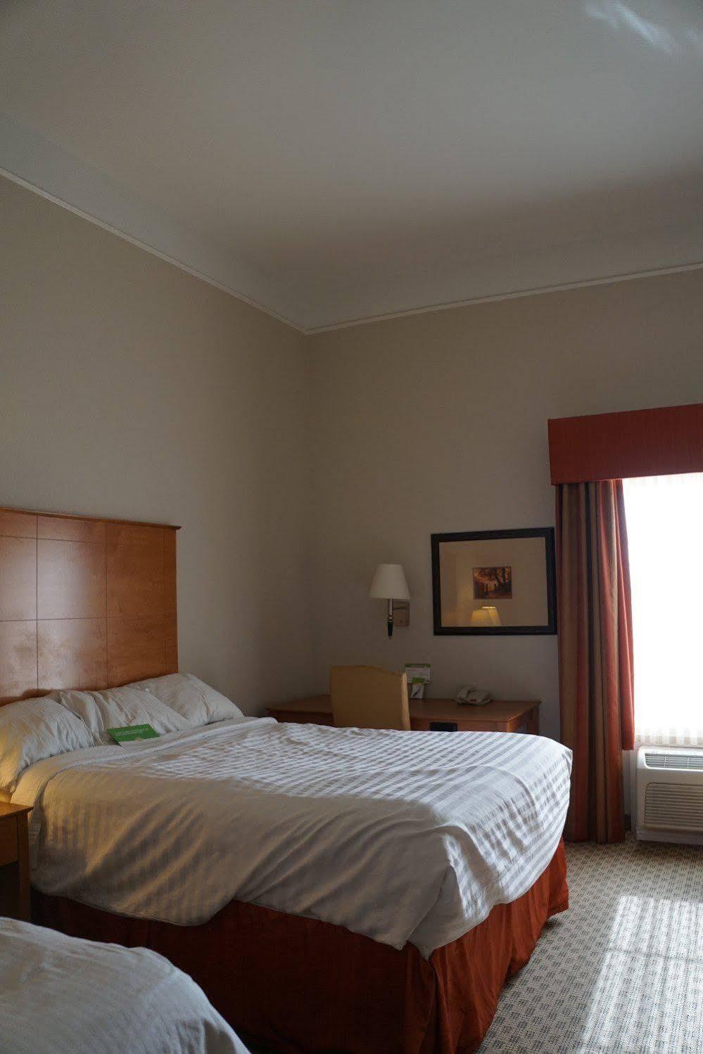 Baymont Inn & Suites Бренем Экстерьер фото