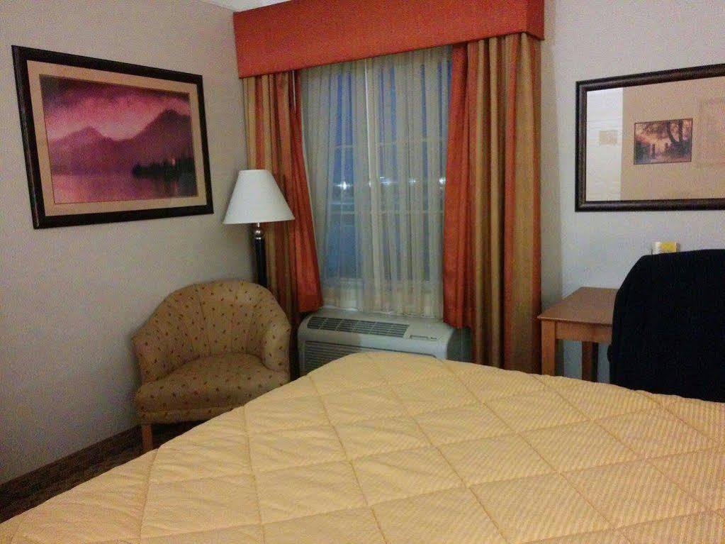 Baymont Inn & Suites Бренем Экстерьер фото